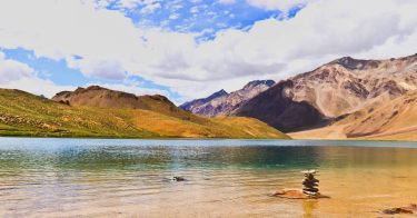 Prayer stone at Chandratal #ksutravelstories #spitivalley #spiti #instatravel #incredibleindia #canon_eos_77d #canon18135mm #dslrofficial #_coi #_soi…