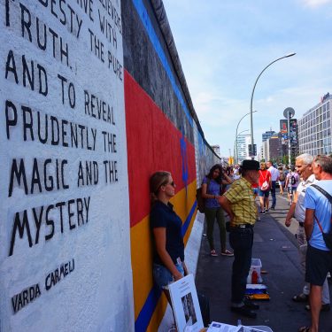 Berlínská zeď – symbol studené války, důvod proč hodně lidí přišlo o život, zeď,…