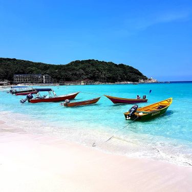 Petit arrêt sur l’île de @longbeachperhentiankecil pour un déjeuner sur la plage en profitant&hellip;