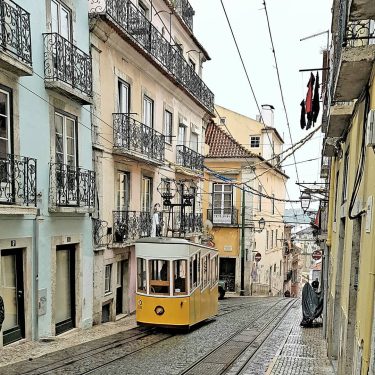 #train #urlaub #holiday #sun #travel #enjoyyourlife #travelphotography #lissabon #lisboa #portugal #portuguese #atlantic #atlanticocean #architecturephotography…