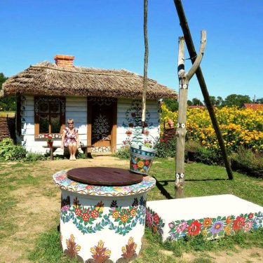 Polska Zalipie “Życie jest malowaniem obrazów”- Oliver Holmes . #poland #zalipie #visit #travel #travelworld…