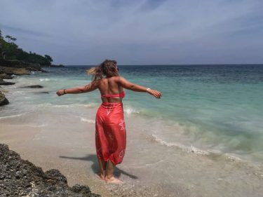 Happiness is: dancing on colombian beaches . #colombia #cartagena #ourcolombia #travelphotography #aroundtheworld #backpackwithme #solotrip…