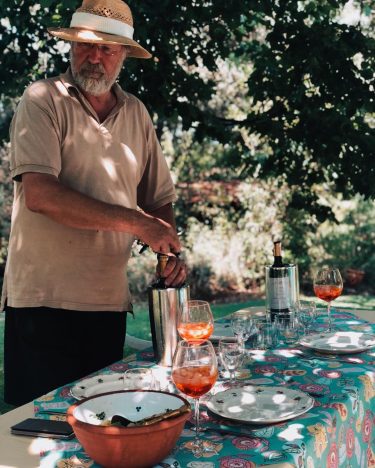 El español que abre la botella de vino español debajo de une arbol español…