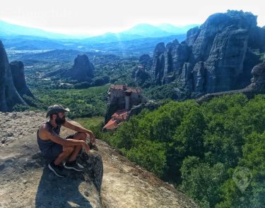 Metéora – Grécia ???????? . . Metéora (em grego: Μετέωρα, “meio do céu”) é…