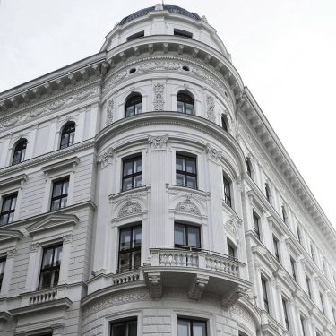 can’t get enough of these old buildings #viennese