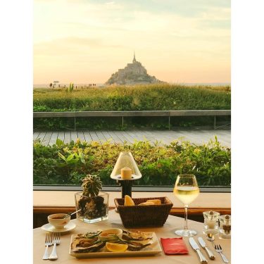 The night is still young ???? #best_internationalfood #foodie #yum #trip #mytrip #foodtraveller #oysters #montsaintmichel…