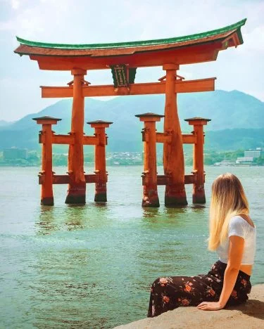La excursión a Miyajima nos deja recuerdos como este gran Tori flotante del Santuario…