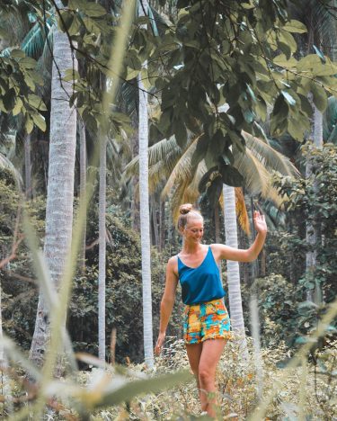 Balancing through palm tree jungle __________________________________ #backpacksandjetlags #jungle #palmtrees #kohsamui #tropical #tropicalvibes #tropicalwayoflife #tropicaladdicted…
