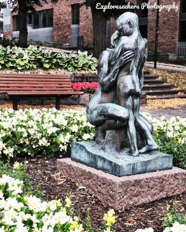 Sculpter #travelblogger #travelphotography #traveldiaries #tønsbergwalkingstreet #blurry #sightseeing #lovetravel #naturelovers #norwegiangirl #desi #paki #followmeforfollownottounfollow #instapic…