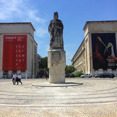 ???????? A Universidade de Coimbra é uma universidade pública portuguesa em Coimbra, Portugal. Fundada…
