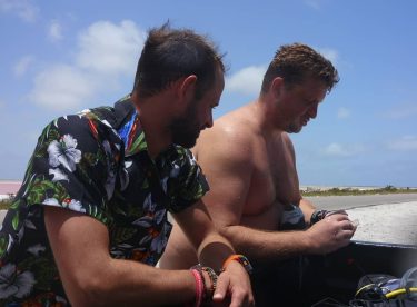 The @iScubaToo team planning the next dive ???????????? Wreck Hilma we go #bonaire #bonairebangers…