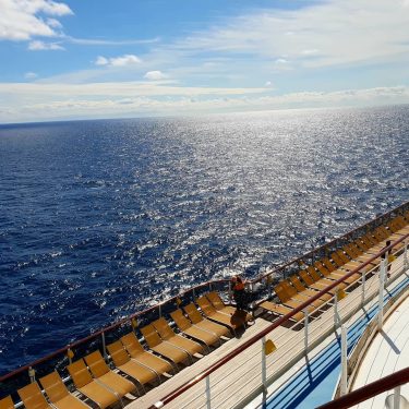 Show us the right way little man ???? #vitaminsea #oceanlife #kreuzfahrt #tipps #bilder #cruise…