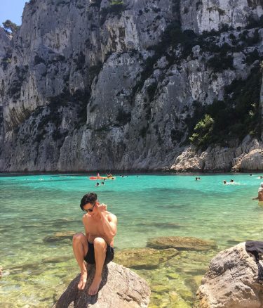 Caught in the moment #calanquesnationalpark #cassis #marseille #france #europe #summer #vacation #tbt #beach #rocks…