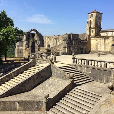 ???????? Convento de Cristo é o nome pelo qual é geralmente conhecido o conjunto…