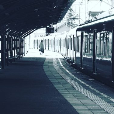 Escape from the lonely station, there is always someone waiting for you at home.…