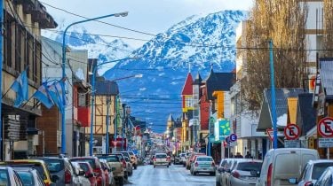 A Av. San Martín é a principal via de Ushuaia e o lugar que concentra…