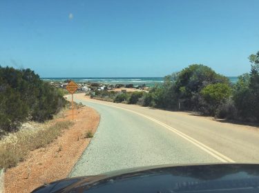 Australia Street eine typisch australische Straße, der Horizont scheint unendlich! Aber diese Straße hier…