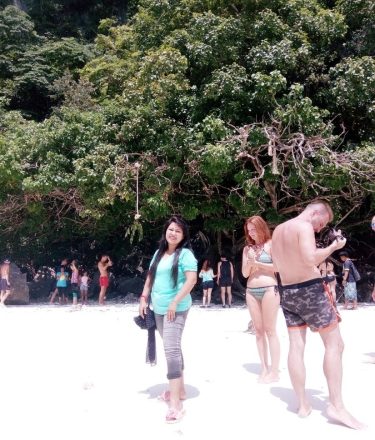 At Phi Phi Island monkey beach #folkmagazine #thailand #exklusiveshot #visualsofearth #beautifuldestinations #ilovetravel #amazing #hermanosviajeros&hellip;