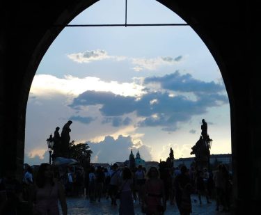 Uma noite de verão em Praga . #nofilter #prague #praha #castle #oldtown #charlesbridge #tschechien…