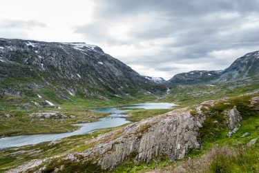 Grotli, med Strynsfjellet innover fjellene mot venstre. Litt senere kommer veien ned til Geiranger.&hellip;