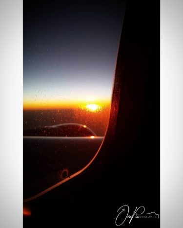 No filter! #sunrise #sonnenaufgang #vychodslunce #airplane #flugzeug #letadlo #nofilter #amateurphotography #hobbyfotografie #travelphotography #reisefotografie #mobilephotography…