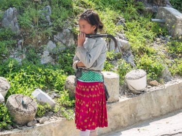 ???????? Girl is grazing a goats on the mountainside. ???????? Dziewczynka wypasa kozy na…