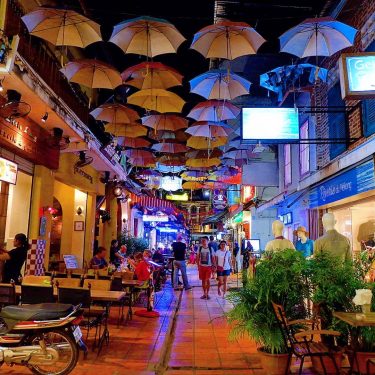 Pub Street alley/ Charles de Gaulle, Krong #travelto #sourcedadventures #mustdotravels #travelingsnaps #theglobewanderer #livelovetheworld #travel_awesome…