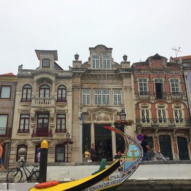 ???????? Aveiro possui um conjunto de edifícios em estilo “art nouveau” que vale a…