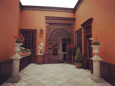 #neidintornidi Casa colonica nel centro di Lima. È abitata da 500 anni e da&hellip;