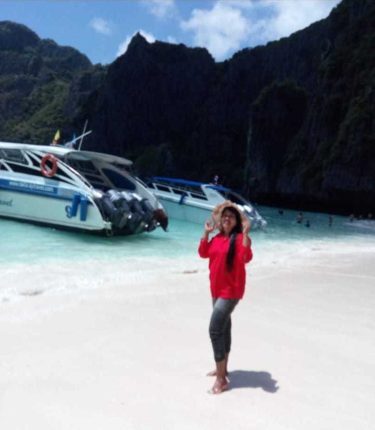 At Phi Phi island Phuket #landscapstyles #travelphotography #folkmagazine #chicago #exklusiveshot #visualsofearth #beautifuldestinations #ilovetravel #amazing…