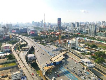 . . . . #bangkok #bkk #thailand #southeastasia #cars #architecture #archilovers #citylife #cityscape…
