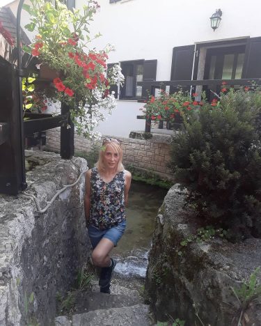 Zagreb’den 1 saat 15 dakika uzaklıkta; Plitvice’ye gelmeden de 25km civarı uzaklıkta bir köy…