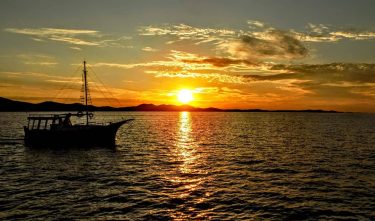 SUNSETS are proof that no matter what happens, every day can end ️ #sunset…