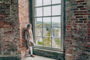Adventure is just outside your window! . . . . #huntingforviews #guardiantravelsnaps #sheisnotlost #darlingplaces…