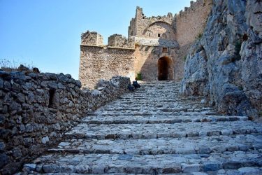 Según la mitología griega, la acrópolis️ de corinto fue motivo de disputa entre dioses&hellip;