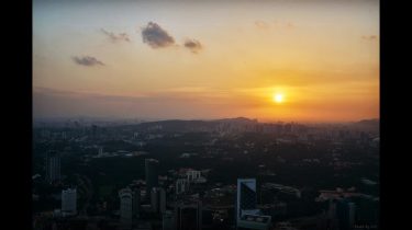 – 吉隆坡塔可以放置腳架，拍了一段夕陽縮時，要是沒大霧霾，99馬幣還算便宜。