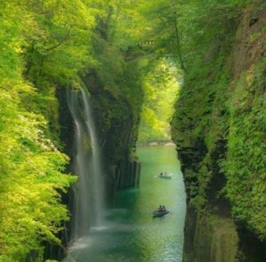 Spectacular manai falls. Japan #landscapstyles #travelphotography #folkmagazine #chicago #exklusiveshot #visualsofearth #beautifuldestinations #ilovetravel #amazing #hermanosviajeros…