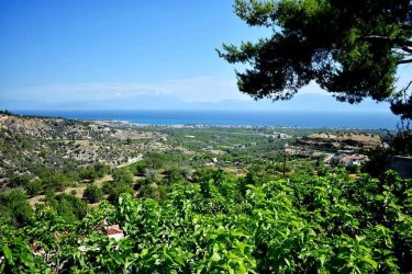 Una vez amarrados en el puerto más importante del Peloponeso, en la ciudad de…
