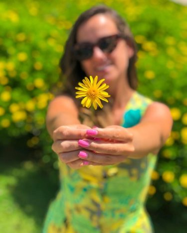 #yellow #yellowflowers #nature #naturephotography #natureza #photooftheday #girl #girlflower #travel #travelblogger #travelphoto #womanoutfit #womensfashion #womenstyle…