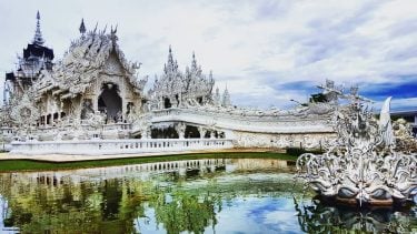 #whitetemple #watrongkhun #whitetemplechiangrai #chiangrai #thailand #temple #culture #photography #travelblog #thailandnature #travelblogger #travelthroughlenses #travellingmakesmehappy #instagood…