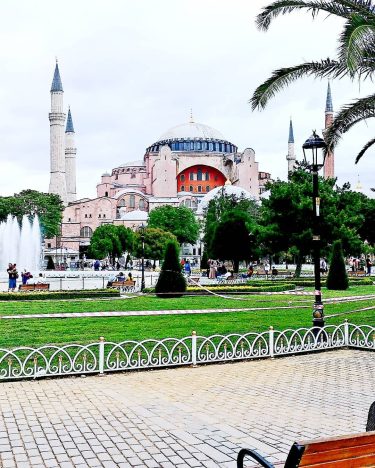 Basilique Sainte Sophie ou Hagia Sophia pour les turcs. Elle se trouve juste en&hellip;