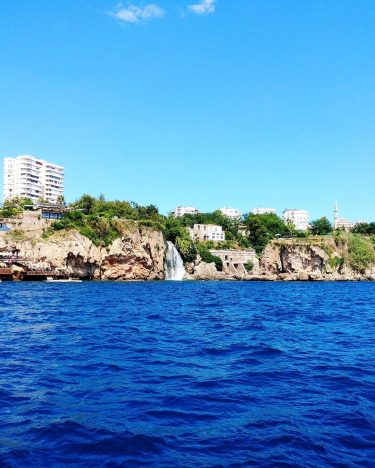 Falaise, végétation, chute d’eau d’une rivière qui se jette sur la mer. Quel endroit…