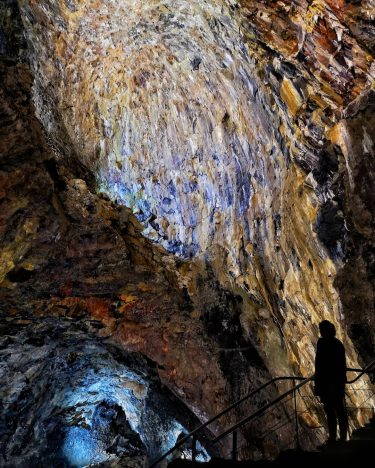 UNDERGROUND TOUR Alvar do Carvão Discover several caves 100% natural and this amazing volcano…
