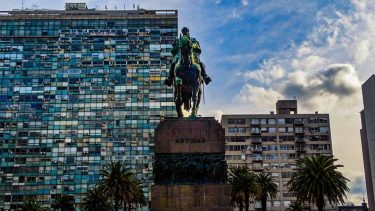 Uma estátua de bronze está localizada no centro da Plaza Independência em Montevideo. Ela…