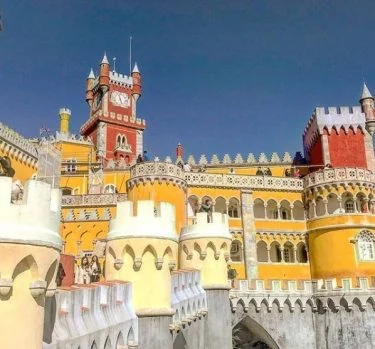 Pena Palace, Sintra Portugal #landscapstyles #exklusiveshot #visualsofearth #beautifuldestinations #ilovetravel #amazing #hermanosviajeros #iloveamsterdam #igersnetherlands #winterlove…
