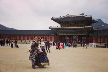 In the palace we saw a lot of people wearing the hanbok, traditional Korean…