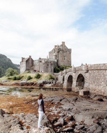 Eilean Donan Castle ⠀⠀⠀⠀⠀⠀⠀⠀⠀ .⠀⠀⠀⠀⠀⠀⠀⠀⠀ L’un des plus beaux châteaux d’Ecosse sur la route…