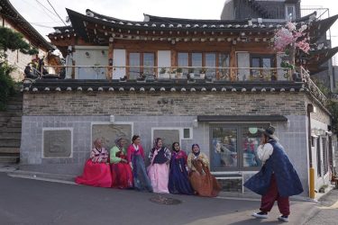 Seoul vibes. Bukchon Hanok Village. . . . . . . . #seloul #korea&hellip;