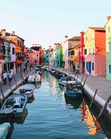 I’m in love with this island . . . #burano #lovetotravel #traveler #magicmoments #beautifulworld…