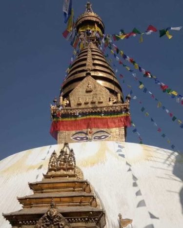 In front of Swayambhunath stupa #Kathmandu  #landscapstyles #exklusiveshot #visualsofearth #beautifuldestinations #ilovetravel #amazing #hermanosviajeros #iloveamsterdam…
